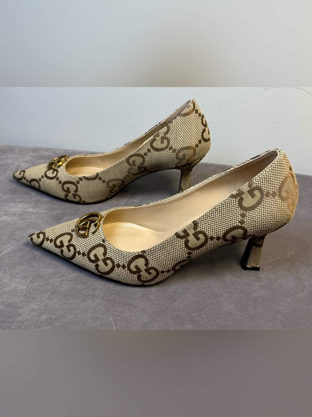 Gucci Beige GG Canvas Mid Heel Pumps Gold-Tone Logo womens size 42/ 9.5 New - Picture 3 of 13